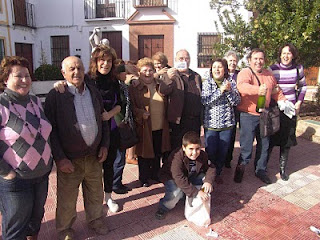 Los cordobeses festejaron el Cuponazo durante todo el día en la localidad. En la imagen muestran felices el cupón levantando al aire el champan