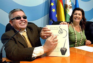Ramón Zambruno, feliz, mostrando a los medios los villancicos en braille