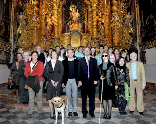 El delegado territorial de la ONCE en Andalucía, Ceuta y Melilla, el secretario general técnico de la Consejería de Presidencia de la Junta de Andalucía, Celso José Fernández, y la directora del CRE, Amparo Cruz durante la visita a San Telmo