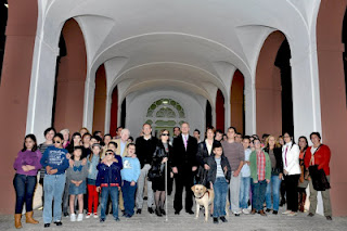 El delegado territorial de la ONCE en Andalucía, Ceuta y Melilla, el secretario general técnico de la Consejería de Presidencia de la Junta de Andalucía, Celso José Fernández, y la directora del CRE, Amparo Cruz con los alumnos del CRE en la visita a San Telmo