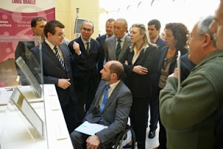 El director general de la ONCE explica a las autoridades algunos de los elementos expositivos