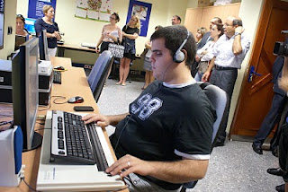 Otro usario en la sala de tiflotecnología haciendo una demostración el uso accesible de internet