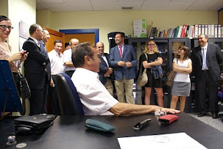 Los asistentes a la visita en la sala de rehabilitación visual con un primer plano de un usuario