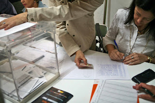 Imagen de una mesa electoral de las elecciones de 2004