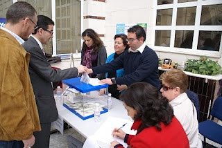 El secretario general de UP, Andrés ramos, ejerciendo su derecho al voto el día de las elecciones