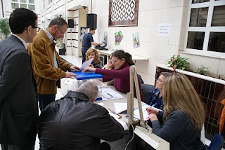 Patricio Cárceles, número dos de la candidatura de UP, junto a Andrés Ramos, en el momento de la votación