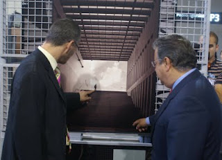 Patricio Cárceles y Juan Ignacio Zoido visitando una de las fotografías de la exposición de la ONCE y Adif