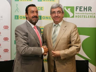 El presidente de la ONCE y su Fundación, Miguel Carballeda, junto al presidente de la Federación Española de Hostelería, José Máría Rubio Marín