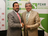 El presidente de la ONCE y su Fundación, Miguel Carballeda, estrechando la mano del presidente de la FEHR, José María Rubio Marín
