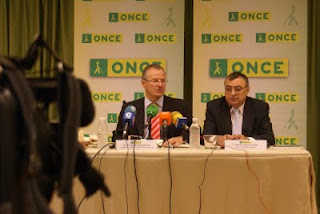 Imagen de la presentación de la Memoria'10 en Huelva donde aparecen el delegado de la ONCE en Andalucía, Patricio Cárceles y el director en Huelva, Manuel Alborch