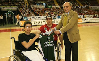 Imagen de la entrega de la camiseta de honor del Caja San Fernando a Álvaro Pernía