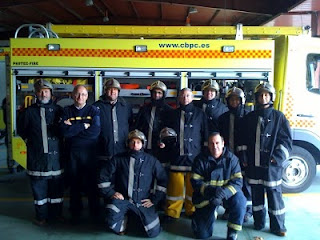 Grupo de afiliados de Algeciras ataviados con los trajes de bomberos