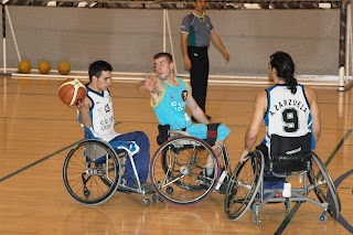 Los jugadores del CD ONCE con dominio de la pelota en la cancha en un partido de la temporada pasada