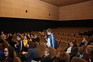 Un alumno del Centro de Recursos Educativos preguntando a la hija de Blas Infante