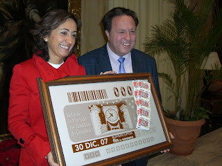 La alcaldesa de Córdoba y el director de la ONCE muestran sonrientes el Supercupón del domingo 30 de diciembre