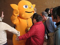 La mascota Polaris juega recibe los visitantes de Discap