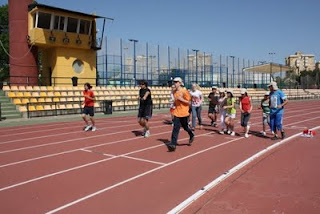 Un grupo de alumnos realiza atletismo en las pistas del polideportivo San Pablo