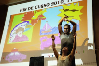 Un momento de la actuación de José Galán y Daniel Parejo con los brazos extendidos