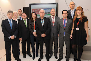 Alonso, Sánchez y Cárceles con los directores de los hoteles Confortel