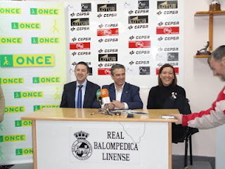 El director de la ONCE en Algeciras, Alberto Ríos, el presidente de la Balona, Alfredo Gallardo y la alcaldesa de La Línea de la Concepción, Gemma Araujo durante la presentación del cupón dedicado al centerario de la Balona