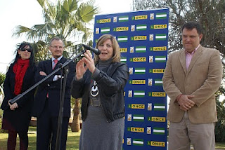 La alcaldesa de Sanlúcar de Barrameda, Irene García, durante su intervención en el acto de entrega del autobús. Tras ella, Mónica Madrid, Patricio Cárceles y Antonio Jesús Fernández