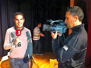 El reportero frente a la cámara en uno de los directos micrófono en mano