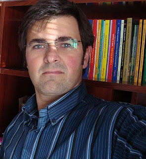 El escritor José Miguel Suárez, ganador del Primer Premio Especial Tiflos a nivel nacional, por su obra 'Cuentismos y espejos'