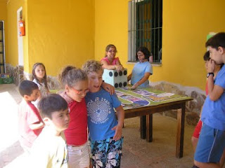 Varios niños jugando durante una de las actividades desarrolladas en el campamento