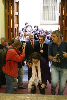 Raphael entrando en la sede de la ONCE escoltado por una veintena de curiosos, periodistas y fotógrafos