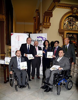 El alcalde de Málaga, Francisco de la Torre, el presidente del CERMI, Luis Cayo, la representante del IMSERSO, Elena Martín-Asín, el vicepresidente ejecutivo de Fundación ONCE y el director de Accesibilidad Universal de Fundación ONCE posan con el Libro Blanco del Eurotaxi