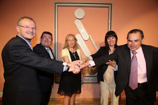 Cárceles, Sánchez, Coves, Navarro y Pazos con las manos unidas