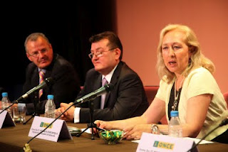 Foto en la que aparecen Patricio Cárceles, Ángel Sánchez y Fuensanta Coves durante la intervención de ésta última en el acto de toma de posesión