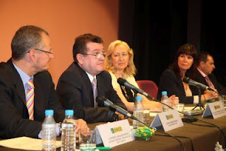 Plano de la mesa presidencial durante la intervención de Ángel Sánchez