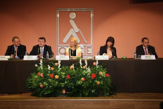 Plano general de la mesa presidencial