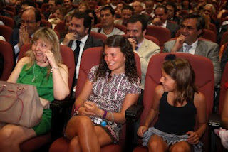 Fotografía de las dos hijas del delegado territorial, que observaban a Cárceles desde la primera fila de butacas del salón de actos