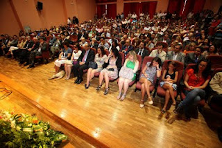 Plano general del salón de actos lleno de gente durante el acto de toma de posesión