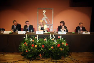 Fotografía de la mesa presidencial durante el acto de toma de posesión del nuevo delegado territorial de la ONCE en Andalucía, Patricio Cárceles, y el nuevo presidente del Consejo Territorial, Ventura Pazos