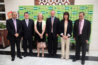 De derecha a izquierda, el presidente del Consejo territorial de Andalucía, Ventura Pazos, la consejera para la Igualdad y Bienestar Social de la Junta de Andalucía, Micaela Navarro, la presidenta del Parlamento de Andalucía, Fuenstanta Coves, el delegado de la ONCE en Andalucía, Ceuta y Melilla, Patricio Cárceles, el director gerente de la ONCE, Ángel Sánchez y el subdelegado de la ONCE en Andalucía, Francisco Arroyo