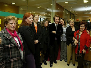 Raphael junto a todas las representantes de su club de fans. Él aparece en medio de la instantánea, con los btazos cruzados sobre el pecho y sonriendo de manera encantadora
