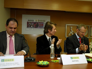 Pascual Gualda, Raphael y Patricio Cárceles en un momento del acto de presentación del cupón