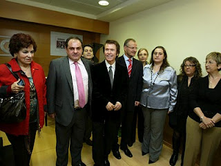Raphael posando para la foto con el director de la ONCE en Jaén, con el delegado territorial de la ONCE en Andalucía y con las representantes de su club de fans, que se desplazaron hasta el acto para compartir ese momento con el cantante