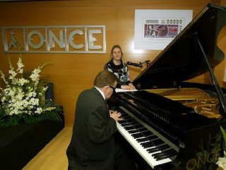 Momento de la interpretación al piano de la canción 'Ahora' por Diego Benítezla, mientras que la estudiante de Derecho Desiré Cross leía en braille: 'Todo lo que en el mundo yo he amado es una canción, un teatro y a ti'