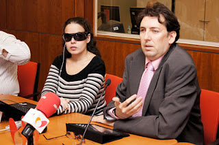 Imagen de la directora de Tecnologías Accesibles de Technosite, Lourdes González y el jefe del Departamento de Tecnologías Accesibles de I+D de Fundación ONCE, David Zanoletty, durante el acto de presentación de la plataforma Amóvil