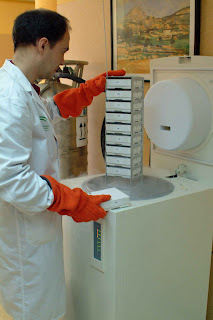 Investigador en el laboratorio de genética