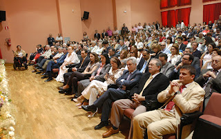 El salón de actos abarrotado de público