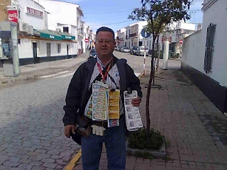 Miguel López Vázquez posa en la calle donde vende habitualmente los cupones