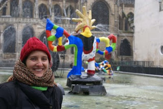 Imagen sonriente y feliz de Cristina pensando en el cumple de su Patricio