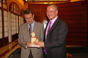 Patricio Cárceles entrega a Manuel Gracia una figura de un perro guía