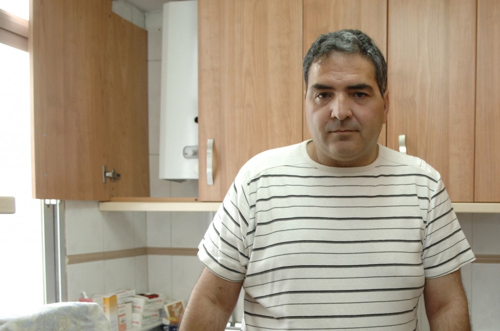 David Garrido, afiliado y cocinero, posa en su cocina