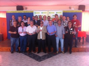 Foto de familia de todos los participantes que asistieron al Campeonato de Dominó celebrado en Málaga